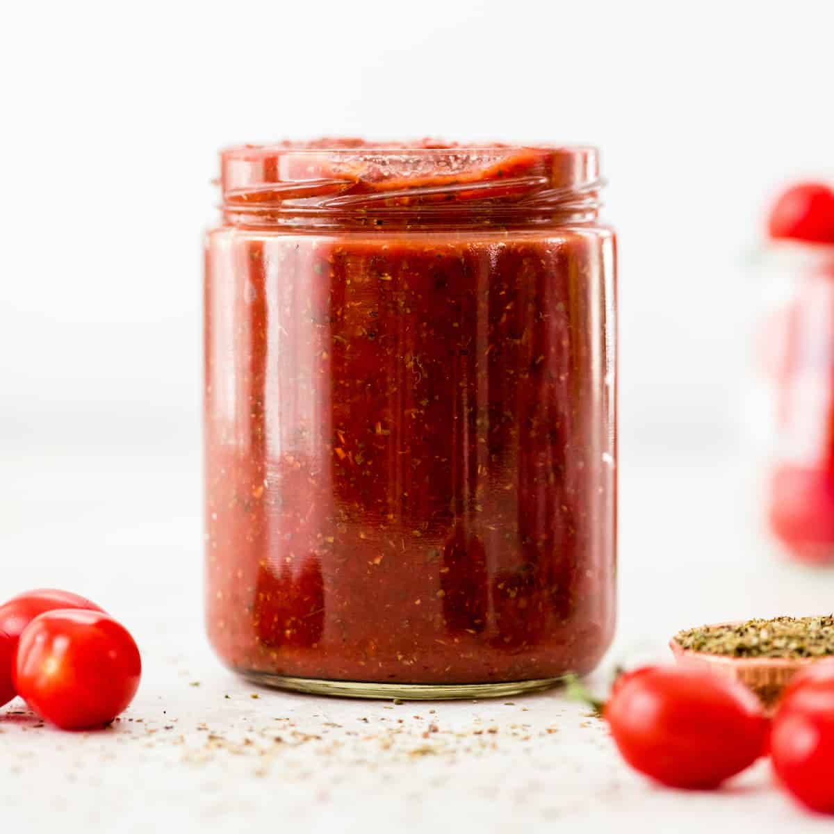 This is the best Easy Homemade Pizza Sauce Recipe ever! It's ready in 5 minutes and made with only 9 ingredients! Plus this healthy pizza sauce recipe is gluten-free, paleo-friendly, dairy-free, & vegan! #homemadepizza #pizzasauce #recipe #pizza #paleo