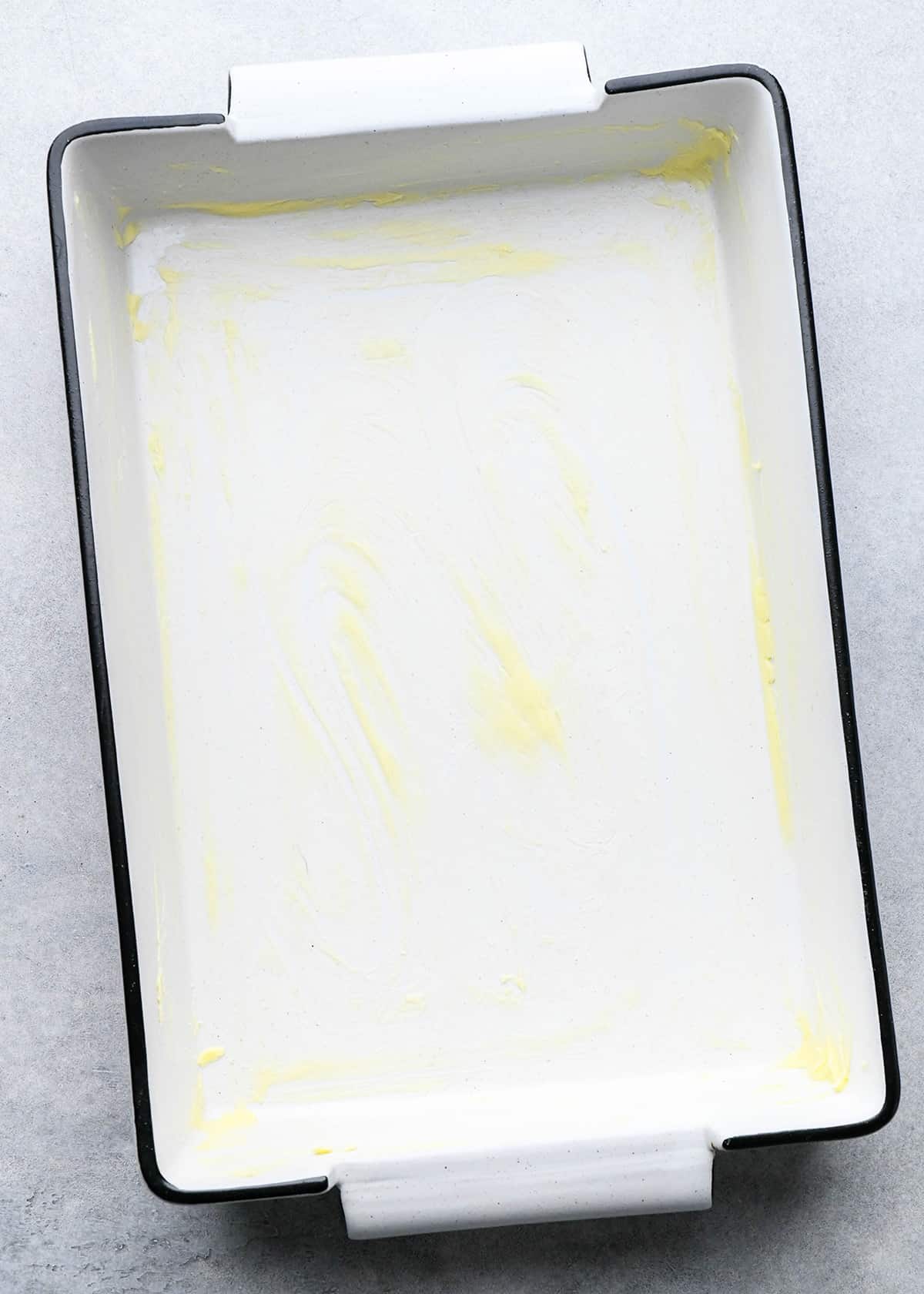 a greased 9x13" baking dish